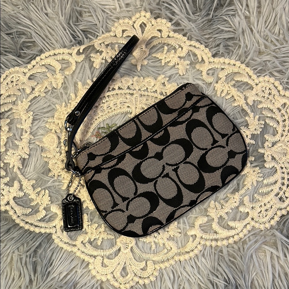 SOLD⚫️Coach Signature Wristlet